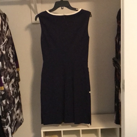 EUC VINCE CAMUTO CHIC NAVY DRESS SIZE 2. FULLY LINED. FRONT AND BACK ZIPPER - Picture 2 of 7